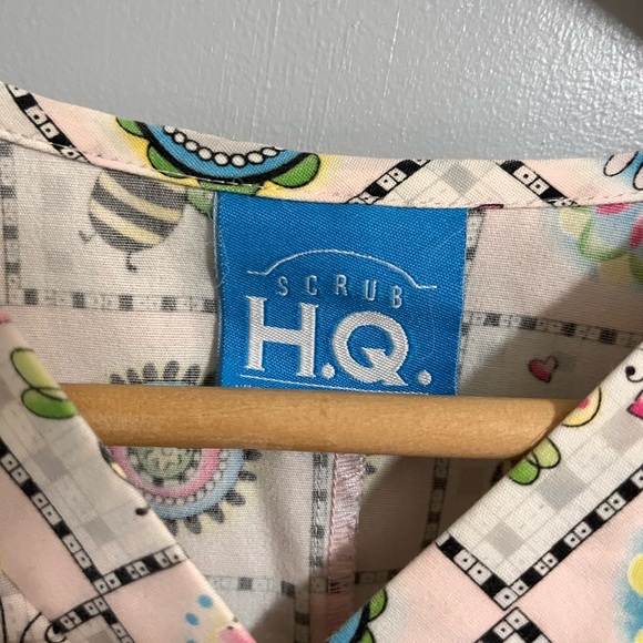 Bumble Bee Scrub Top - Picture 2 of 3